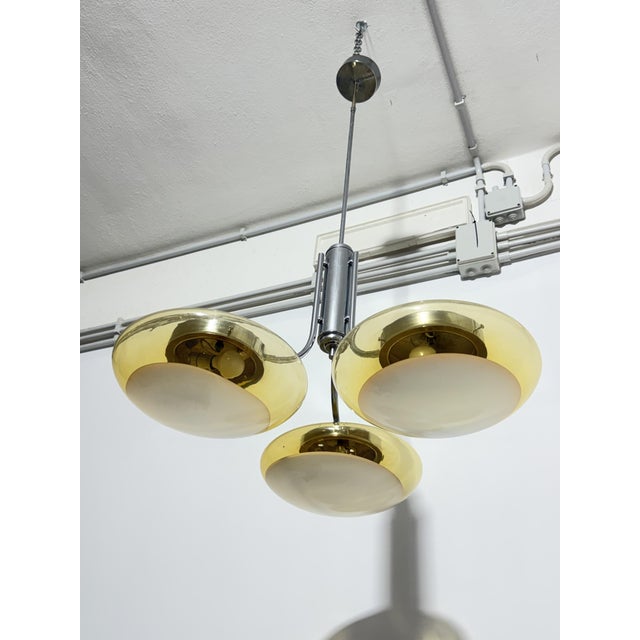 Three-light chandelier with Murano glass diffusers, made in Italy, 1970 This elegant chandelier features three lampshades...