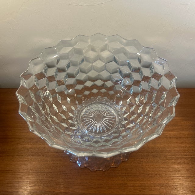 American clear design it’s a two part set consisting of a large footed bowl and a separate stand. Perfect for a...