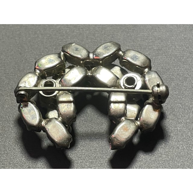 Mid 20th Century MCM Jewelry by DeLizza & Elster Emerald and Peridot Glass Brooch For Sale - Image 5 of 7