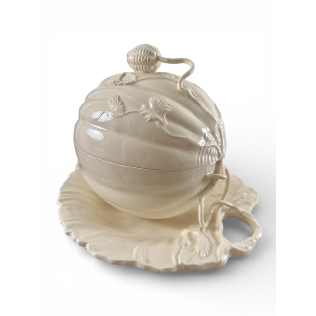 Cream Mid 20th Century Leedsware Classical Creamware Melon Covered Centerpiece Tureen Dish With Leaf Base – England For Sale - Image 8 of 12