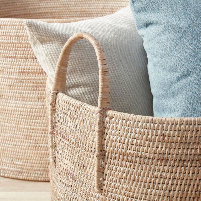 Kenneth Ludwig Chicago Burma Rattan Hampers With Handles, Set Of 2 For Sale - Image 4 of 5