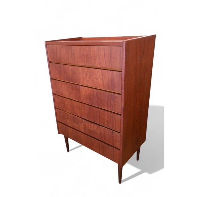 A very stylish Danish teak chest of drawers with six spacious drawers and a fantastically beautiful teak veneer that gives...