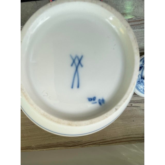 Vintage Mid 20th Century Meissen Blue Onion Demitasse Coffee Pot With Rosebud Finial Lid For Sale - Image 12 of 12