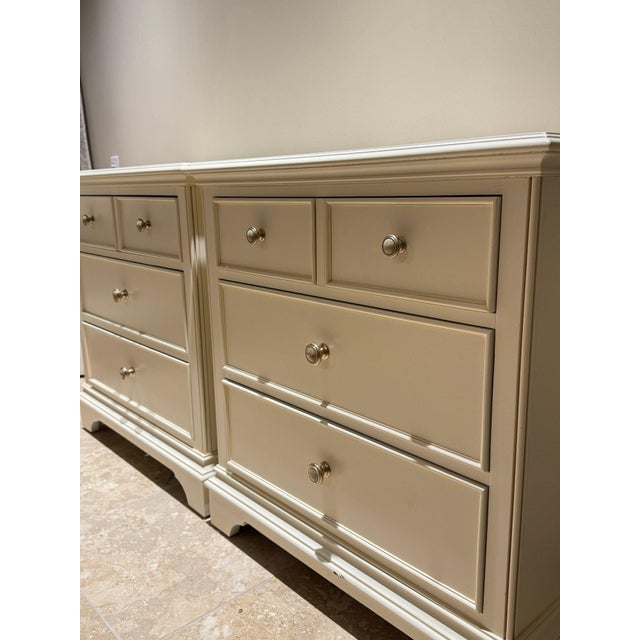 American Late 20th Century Pair of Thomasville White Three-Drawer Nightstands – Classic American Traditional Bedside Tables For Sale - Image 3 of 11