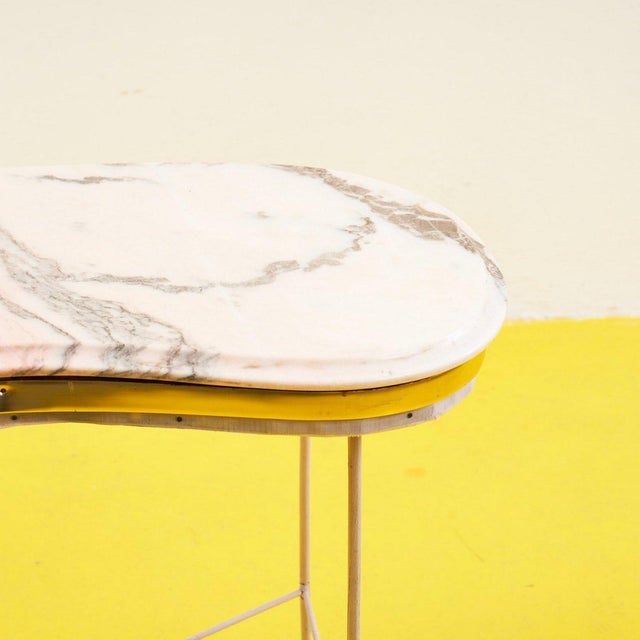 This striking coffee table combines contemporary design with high-quality materials. Its sinuous shape and pink marble...