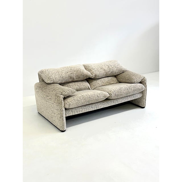 The Cassina Maralunga 2-seater sofa , designed by Vico Magistretti and introduced in 1973, is an iconic design piece known...