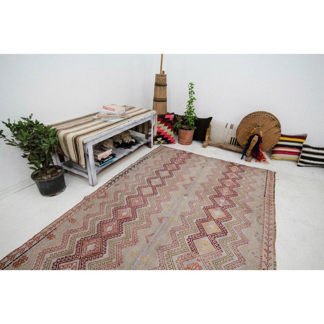 Embroidered Vintage Turkish Kilim Rug- 4′11″ × 9′2″ For Sale In Los Angeles - Image 6 of 7