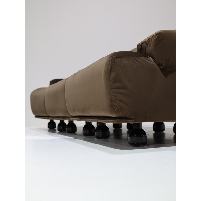 Fianda Modular Sofa and Armchair in Brown Velvet by Vico Magistretti for Cassina, 1970s, Set of 4 For Sale - Image 11 of 18