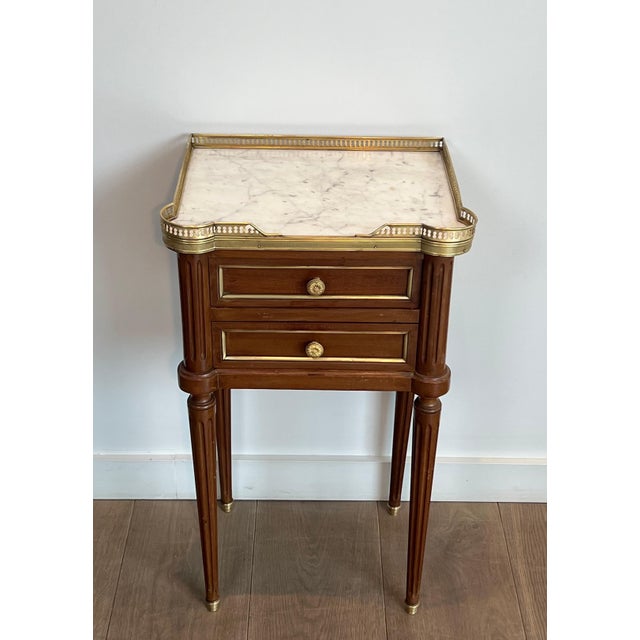 1940s Pair of wood and brass side tables with Carrara marble tops in the style of Maison Jansen For Sale - Image 6 of 12