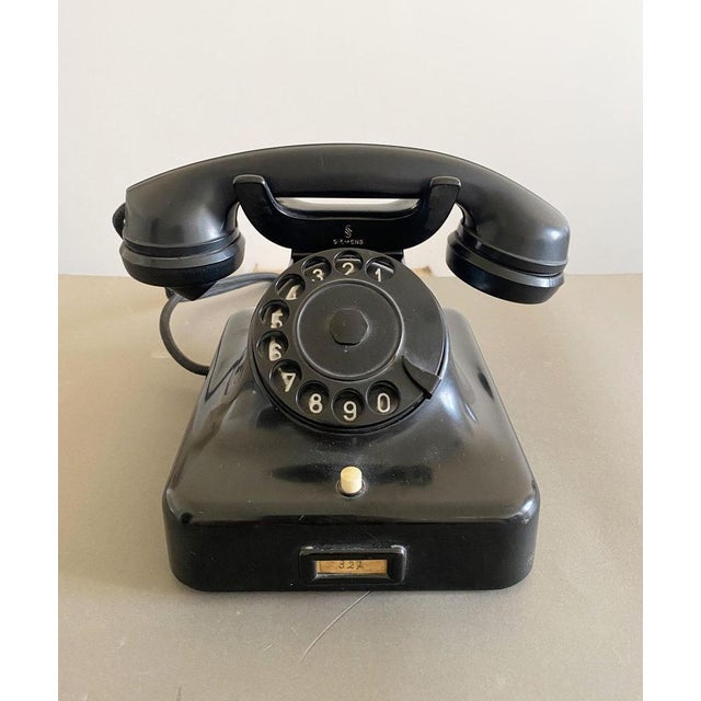 The table phone was made in the mid-century by the deutch manufacturer siemens. It was a product widespread on the...