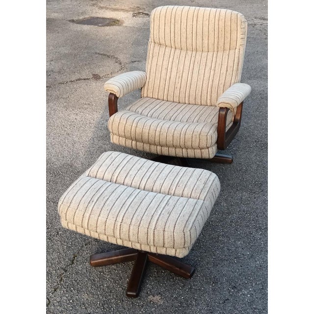 Beige Set of Mid-Century Swivel Armchair and Ottoman in Tweed and Wood, 1970 For Sale - Image 8 of 14