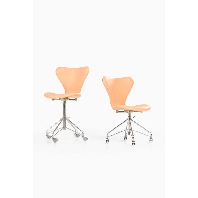 1960s Office Chairs in Steel and Leather by Arne Jacobsen for Fritz Hansen, 1960s, Set of 2 For Sale - Image 5 of 7