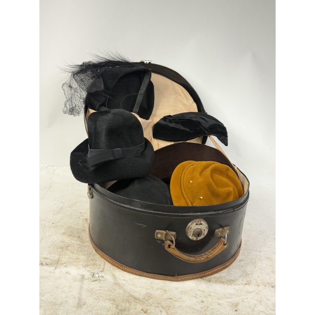 Antique Hat Box in Lined Cardboard and Leather, Late 19th Century For Sale - Image 10 of 16