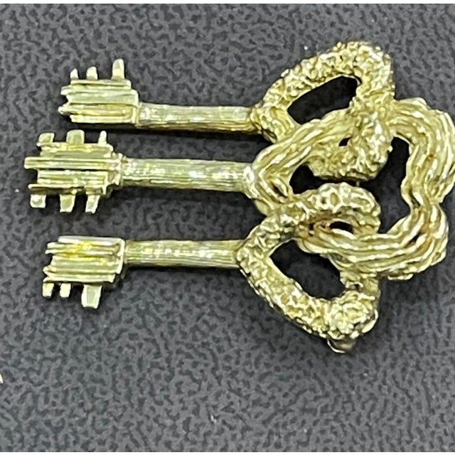 Cartier Key to My Heart 18 Karat Yellow Gold Three Heart Textured Key Pin Brooch For Sale - Image 17 of 18