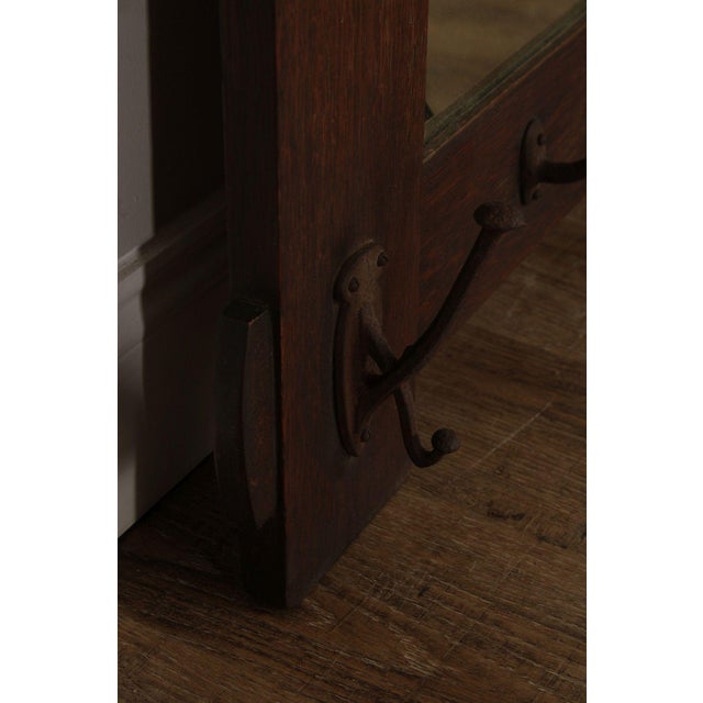 1910s Stickley Brothers Antique Mission Oak Wall Mirror With Hooks No. 7577 For Sale - Image 5 of 18