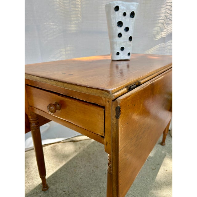 Farmhouse 19th-Century American Country Sheraton Primitive Drop-Leaf Table For Sale - Image 3 of 9