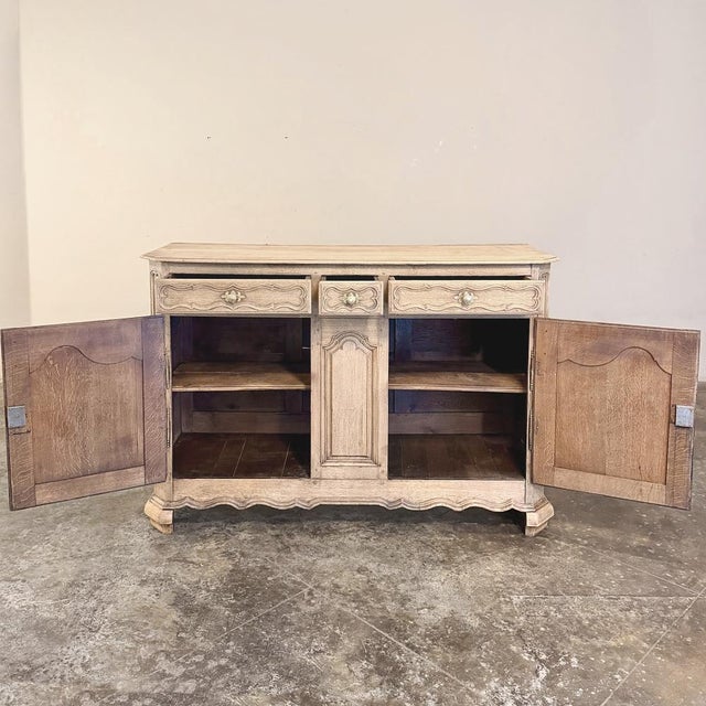 18th Century Country French Louis XIV Style Buffet in Stripped Oak For Sale - Image 14 of 18