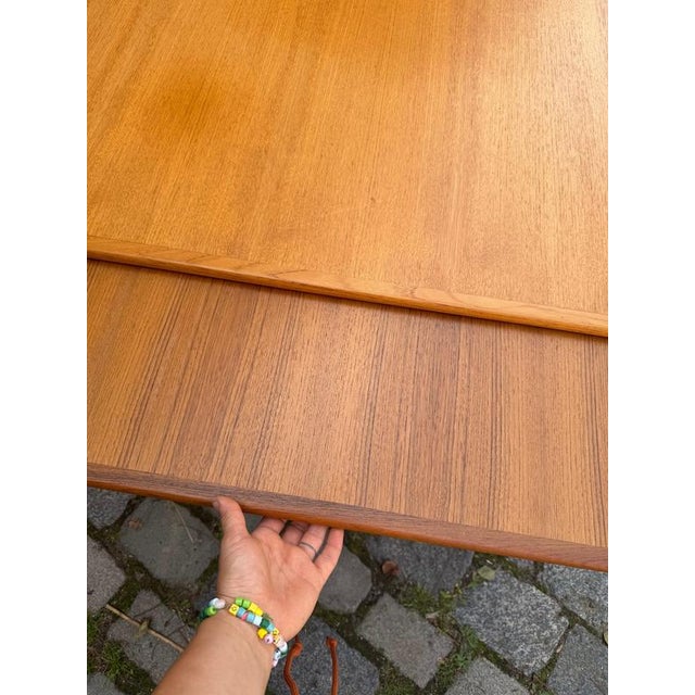 This extendable dining table from the 1960s by AR Denmark combines timeless mid-century aesthetics with outstanding...