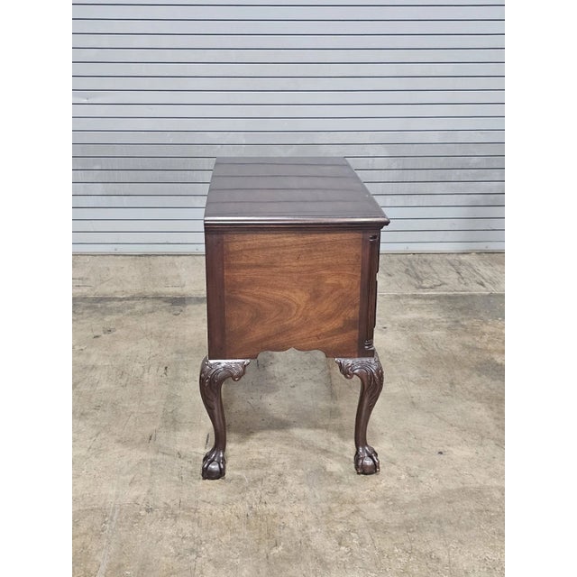 Late 20th Century Kittinger Cw-19 Colonial Williamsburg Chippendale Mahogany Lowboy Claw & Ball For Sale In Cleveland - Image 6 of 9