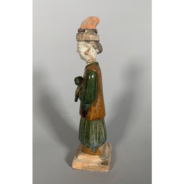 Asian Sculpture of a Mingqi servant, China, Ming Dynasty (1368-1644) For Sale - Image 3 of 7