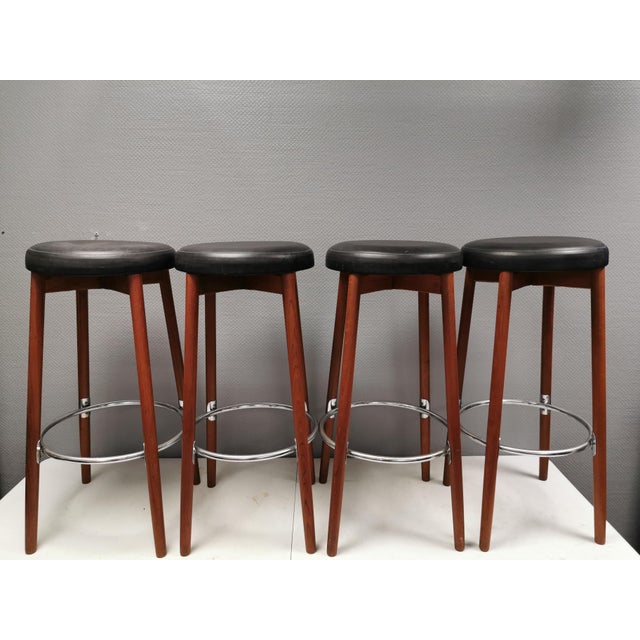 Teak Bar Stools with Black Imitation Leather Seats and Chrome-Plated Metal Footrests from Spøttrup Møbelfabrik, Denmark, 1960s, Set of 4 For Sale - Image 4 of 11