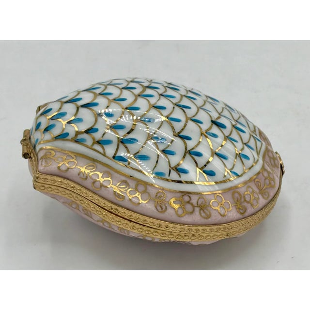 Antique French Petite Main (Painted by Hand) Clam Shell Pink Golden Gilt Limoges Box For Sale In Tulsa - Image 6 of 10