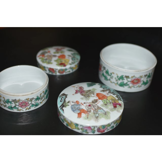 Early 20th Century Set of 2 Fencai Porcelain Boxes Chinese Republic Era Marked For Sale In Los Angeles - Image 6 of 12