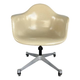 Early Eames for Herman Miller, Dat1 Fiberglass Rolling Armchair, Marked, Circa 1959-62 For Sale