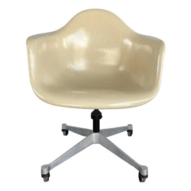Early Eames for Herman Miller, Dat1 Fiberglass Rolling Armchair, Marked, Circa 1959-62 For Sale