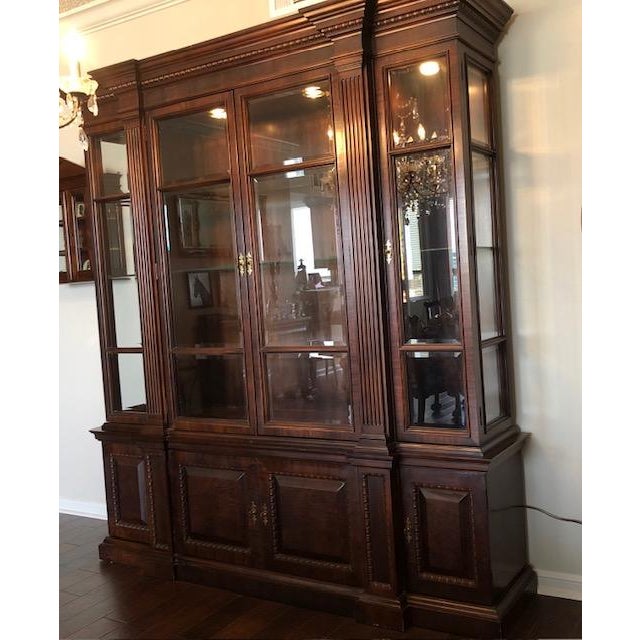 Traditional 1990s Century Claridge Collection Breakfront China Cabinet / Lighted / Glass Shelves Mahogany (2 Piece), Attributed For Sale - Image 3 of 16