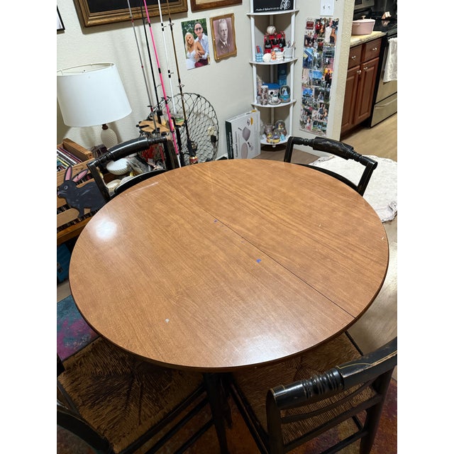 American Vintage Heywood-Wakefield Style Drop-Leaf Dining Table With 4 Hitchcock Rush Seat Chairs – Old Colony Style For Sale - Image 3 of 12