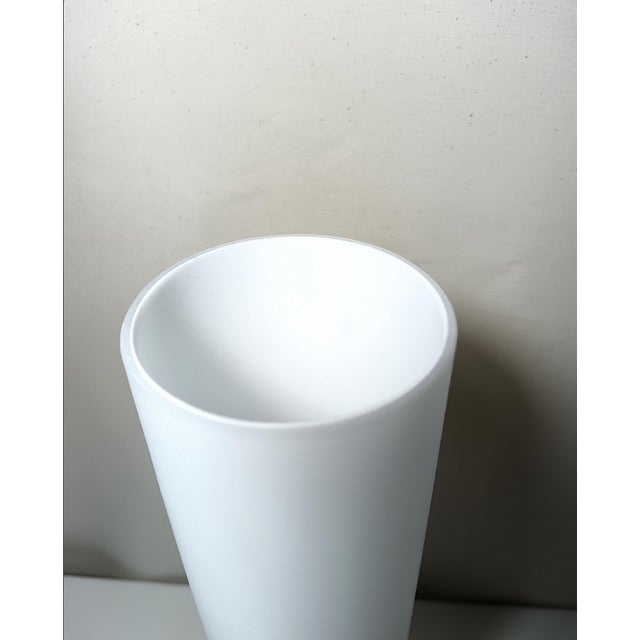 A superb and most stylish table/accent lamp created in the 1990's, by high end exclusive lighting outfit ruggiu-italy,...