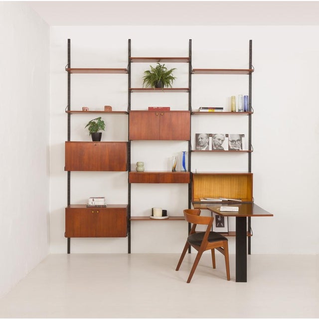 This extra-large italian mid-century wall unit, crafted in the 1960s, perfectly blends functionality with timeless...