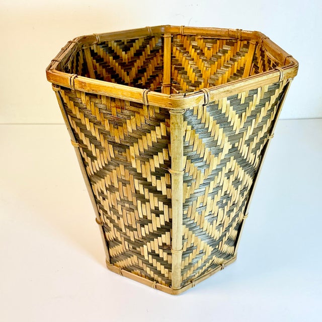 Tan 1970s Vintage Boho Chic British Colonial Split Reed Hexagonal Woven Wicker Wastebasket. For Sale - Image 8 of 12