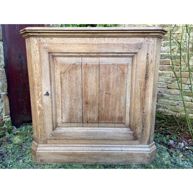 A super nice 19th century oak corner cabinet from our own country. The wood is very nice in atmosphere The cabinet has 1...