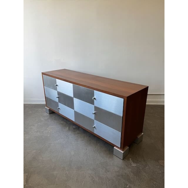 1980s Post Modern Mahogany & Aluminum 6 Drawer Dresser For Sale In Los Angeles - Image 6 of 17