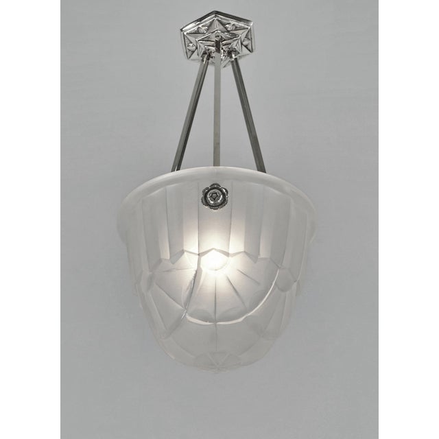Hubens A beautiful 1928 - 1932 French art deco pendant light. A nickel-plated mount holds a deep bowl in thick molded-...