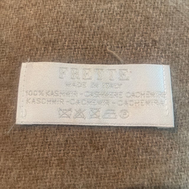 A beautiful cashmere throw from Italy it has a slight amount of pilling, but is in wonderful condition with no stains or...