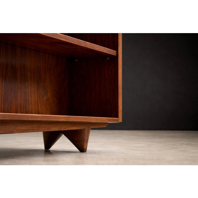 1950s Martin Eisler & Carlo Hauner Bookshelf in Caviúna wood, Forma S.A., Brazilian Modern, circa 1950 For Sale - Image 5 of 11