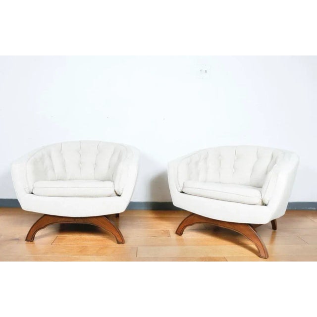 Mid-Century Modern 1950s Mid Century Kroehler Style Pair of Barrel Chairs For Sale - Image 3 of 11