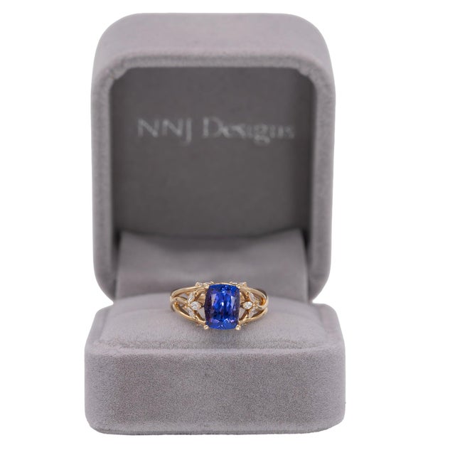 Modern 2.7Ct Tanzanite Ring With Lab Grown Diamond Accents: Solid 14k Gold, Size 6.75 For Sale - Image 3 of 10