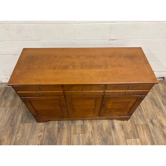 This is a gorgeous and rare vintage Ethan Allen Baumritter Heirloom Nutmeg Maple Custom Room Plan CRP 48” shutter door...