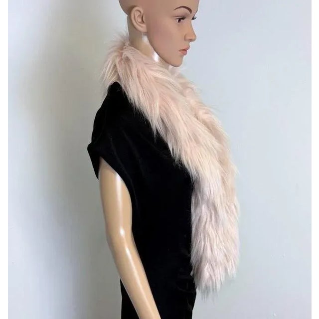 Evelyne Prélonge Faux Fur Scarf Stole & Gloves Set – Luxury French Winter Accessories in Blush Himalaya Pink For Sale - Image 4 of 10