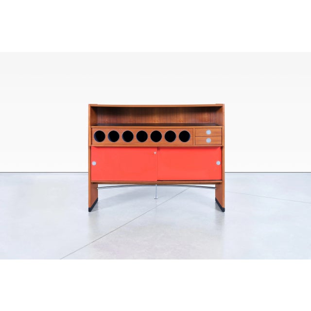 This Danish teak boomerang dry bar by Erik Buch for Dyrlund is a stunning piece from the 1960s. Its striking boomerang-...