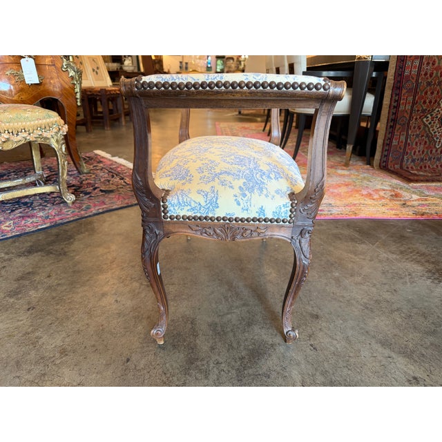 Cornflower Blue Vintage French Louis XV Style Toile De Jouy Carved Window Bench For Sale - Image 8 of 9