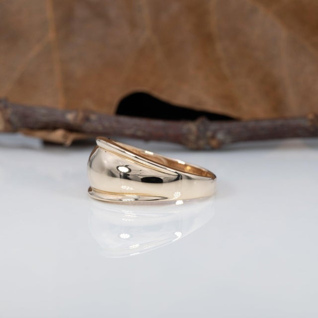 Estate Plain Band Ring in Solid 14k Yellow Gold – Classic Minimalist Band Ring, Size 6.75 For Sale In Columbus - Image 6 of 9