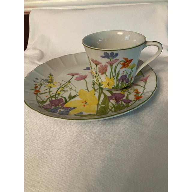 Vintage Day Lily pattern by Seymour Mann, circa 1974, made in Japan. Beautiful floral pattern in pastel colors. Slight...