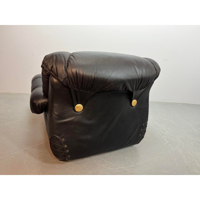 1970s Large Italian Space Age Postmodern Black Leather Lounge Chair with Brass Buttons and Cord Lacing from Busnelli, 1970s For Sale - Image 5 of 10