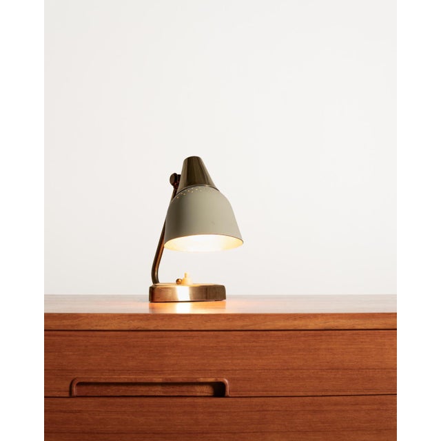 Dual-purpose lamp in brass and beige lacquered metal, with an adjustable diffuser and a triangular base. Made in Sweden,...