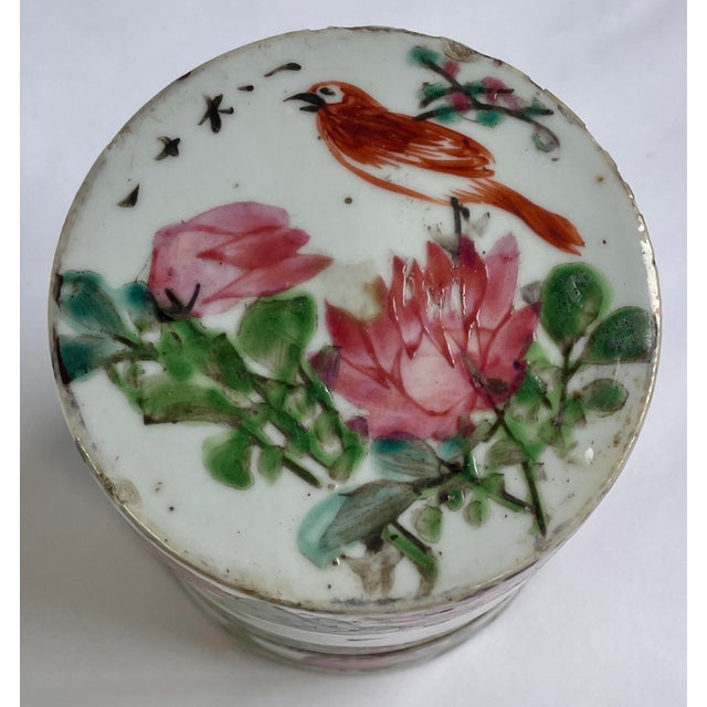 Early 20th Century Chinese Hand-Painted Four-Tiered Ceramic Keepsake Box For Sale In Monterey, CA - Image 6 of 10